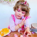 Meisje met make-up zonder schadelijk stoffen