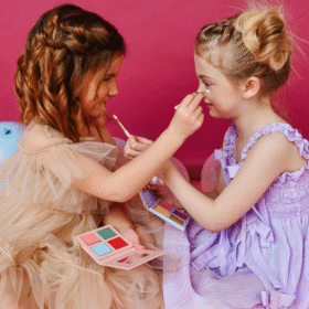 Kind speelt met veilige kindermake-up op natuurlijke basis, zacht voor de huid