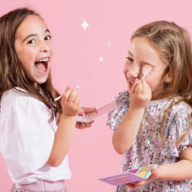 Kinderen spelen met veilige kindermake-up op natuurlijke basis, zacht voor de huid