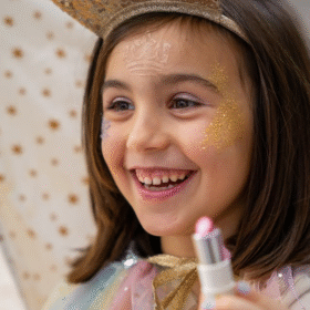 Meisje met natuurlijke lippenstift
