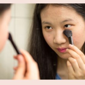 tiener die make-up aanbrengt
