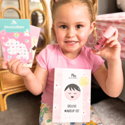 meisje met kindermake-up zonder schadelijke stoffen
