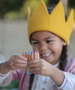 Namaki-schminkpotloden-set in de handen van een meisje