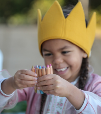 Namaki-schminkpotloden-set in de handen van een meisje