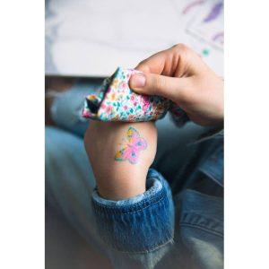 namaki - tattoos fee - een vlinder geplakt op een hand