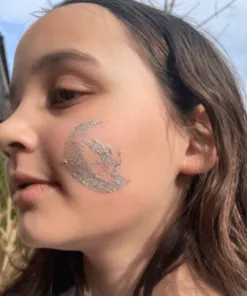 Natural play make-up - Bioglitter Silver shimmer op het gezicht van een meisje