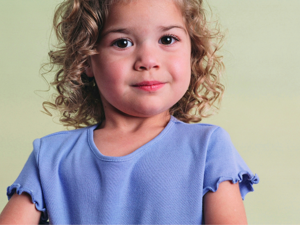 Meisje van met natuurlijke krullen volgens de Curly Girl Methode voor kinderen