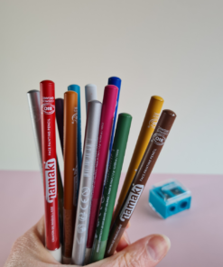 Namaki natuurlijke dunnen schminkpotloden in hand