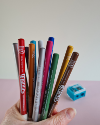 Namaki natuurlijke dunnen schminkpotloden in hand