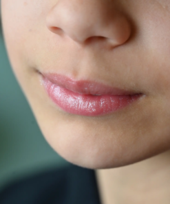 Namaki lipgloss op lippen van meisje