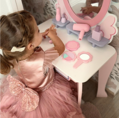 Petikids-pretend-playmake-up-silicone-roze kids playing