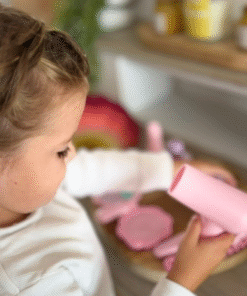 Petikids-pretend-playmake-up-silicone-roze girl playing