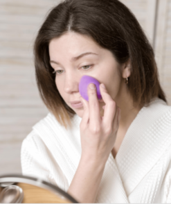 Lady-Green-make-up-spons-druppelvorm in gebruik